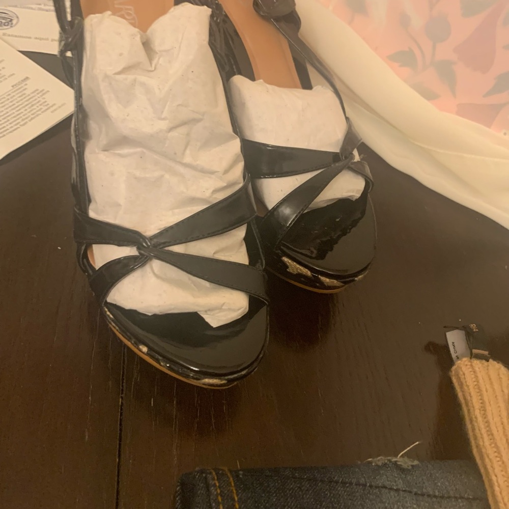 Carlos Santana sleek sandals